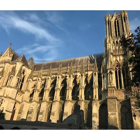 Chez La Reg'- Aux Pieds De La Cathedrale رانس